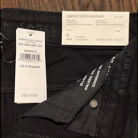 American Eagle Destructed Mom jeans - Picture 2 of 3